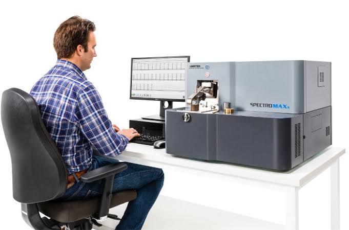 Spector Max metal analyser in operation